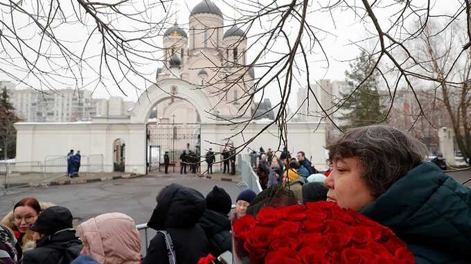 Перед церковью в Марьино, где пройдёт отпевание Навального, собираются люди с цветами