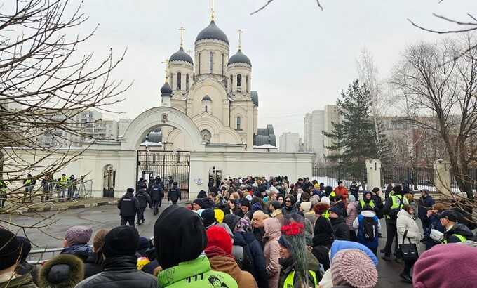Тело Алексея Навального привезли на прощание в церковь в Марьино