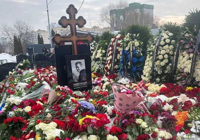 К могиле Алексея Навального на Борисовском кладбище вновь выстроилась очередь