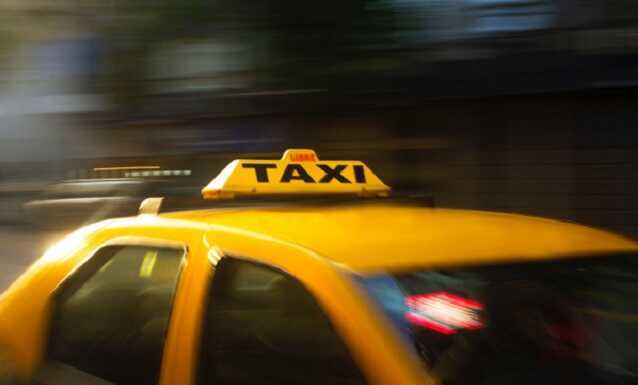 Таксист-мигрант украл телефоны пассажиров после ссоры из-за музыки