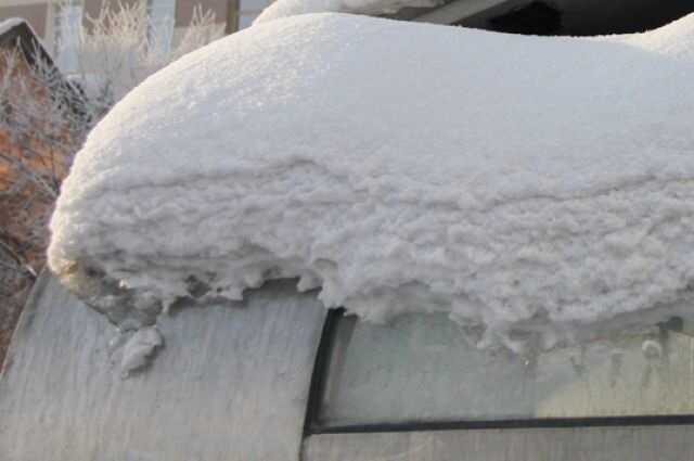 В Химках огромная лавина снега сошла с крыши дома