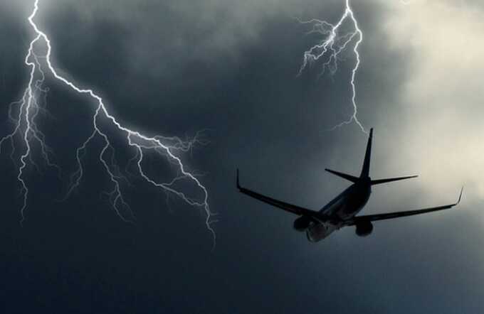 Молния поразила самолёт, который взлетал из аэропорта Ванкувера