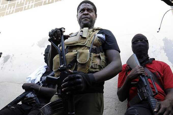 Банды в Гаити атакуют полицейскую академию и аэропорт