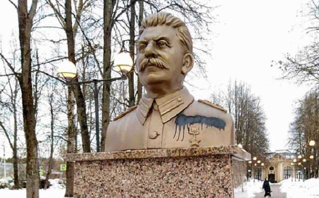 В Звенигороде неизвестные разрисовали памятник Сталину