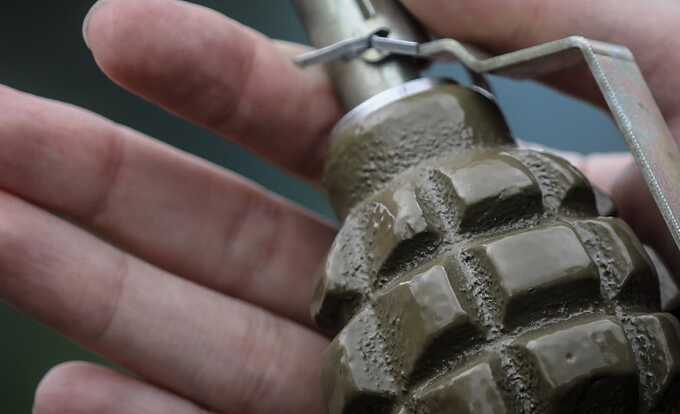 В Санкт-Петербурге посетитель бара подарил сотруднику гранату, на место вызвали сапера