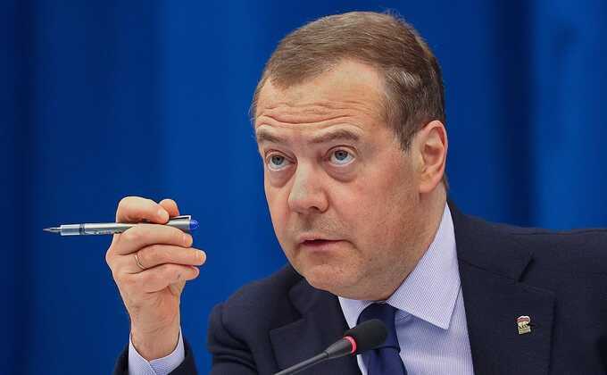 Согласно журналистским расследованиям, скандальные посты Медведева следуют за датами поставок его вина из Италии
