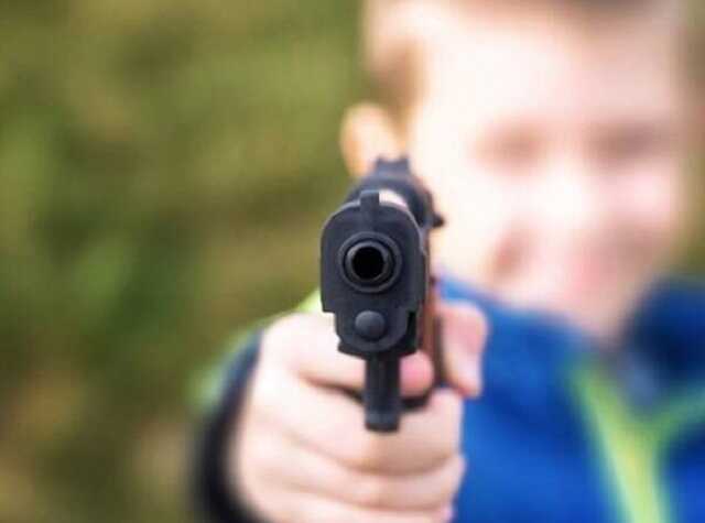 Мальчик выстрелил себе в грудь во время игры с травматическим пистолетом в Петербурге
