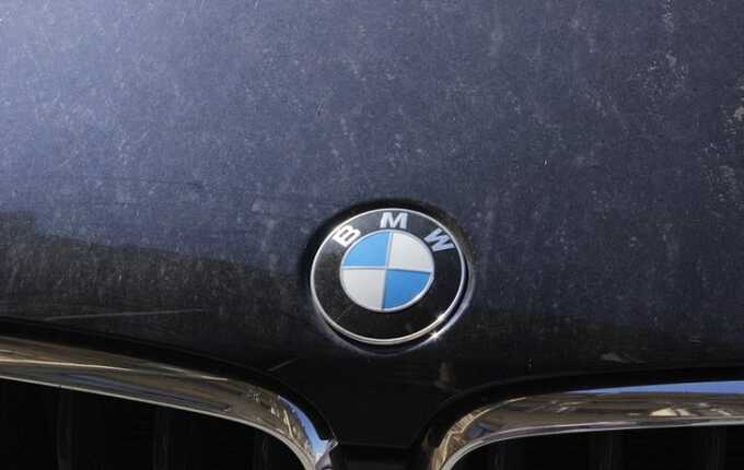 BMW угнали со штрафстоянки в Колпино