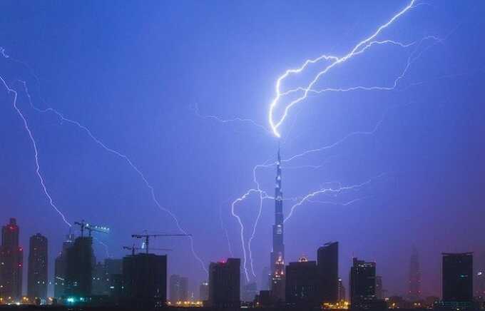 Молния ударила в самый высокий небоскреб мира Бурдж-Халифа