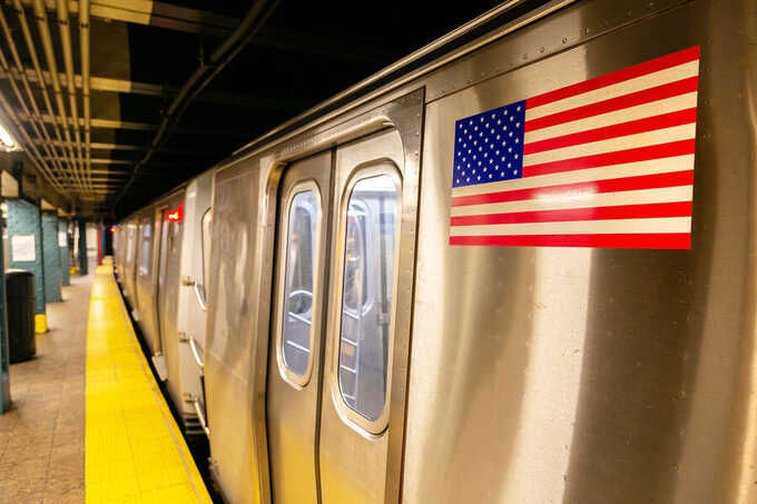 В США мужчина столкнул возлюбленную под поезд в метро