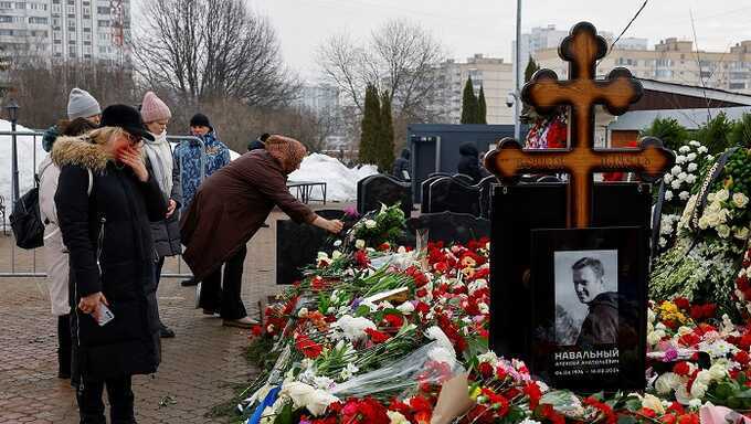 Московские суды начали штрафовать участников похоронной процессии Навального
