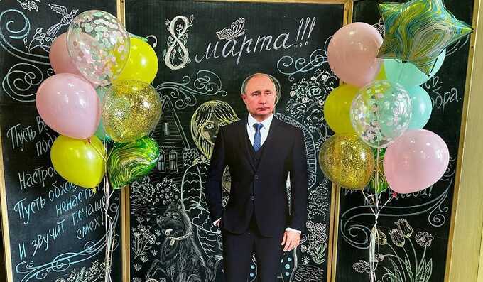 Жители города Ельца требуют провести проверку из-за наличия картона с изображением Путина в здании местной администрации