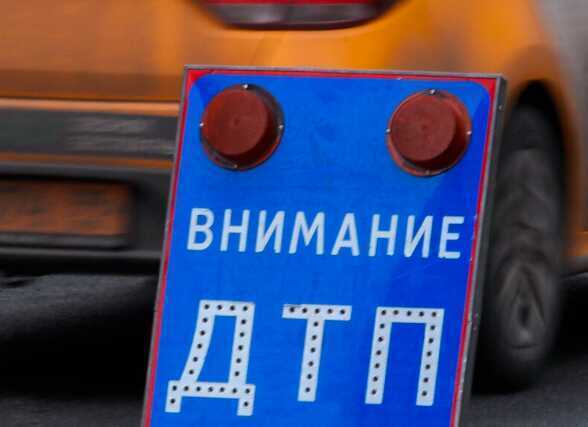 В Москве на Кутузовском проспекте лоб в лоб столкнулись фургон и такси