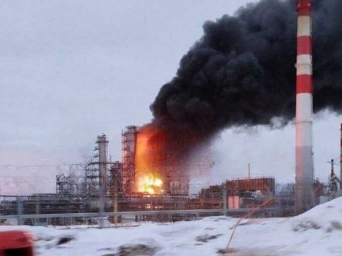В Орловской и Нижегородской областях после удара беспилотников горят нефтебазы