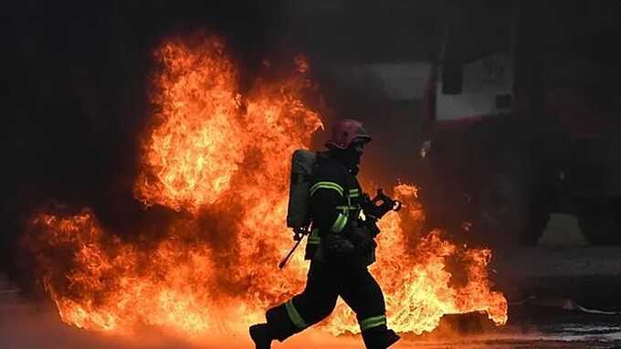 В Орле после ночной атаки БПЛА до сих пор горит нефтебаза