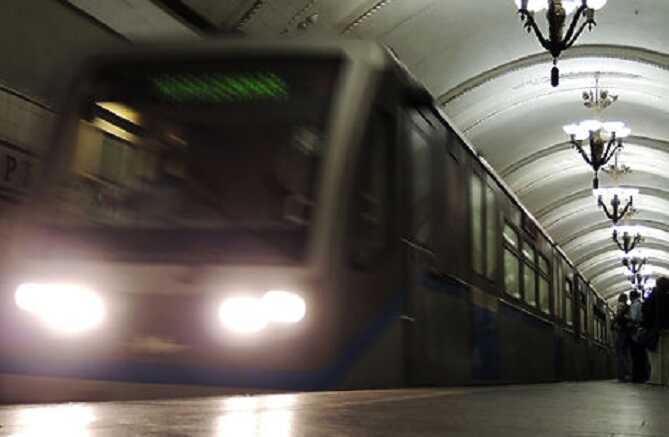 Москвич пытался толкнуть бывшую девушку под поезд в метро