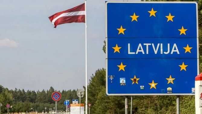 Латвия сообщила о депортации 800 россиян