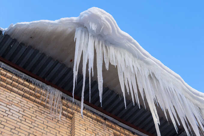 В Ярославле лёд с крыши рухнул на прохожих