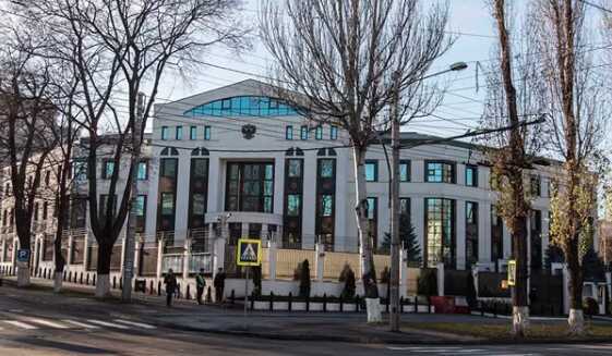 В Кишиневе задержали мужчину, который перебросил через забор посольства России емкость с зажигательной смесью