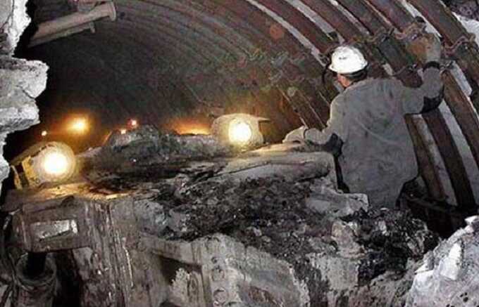 Уже более 15 часов спасатели пытаются добраться до шахтеров, оказавшихся под завалами на руднике в Амурской области