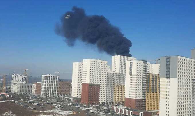 В Подмосковье над строящимся жилым комплексом поднялся огромный столб дыма