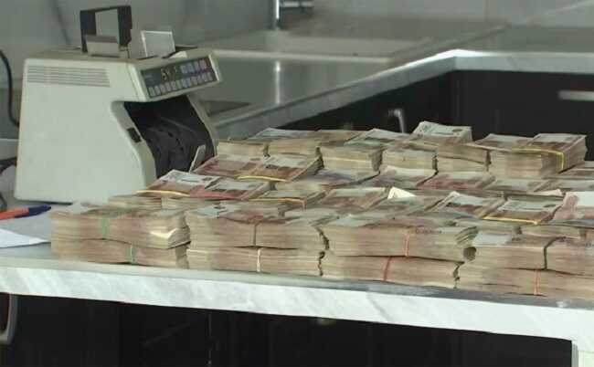 Появились кадры кражи денег и украшений на 1,6 миллиарда рублей из банка в Петербурге