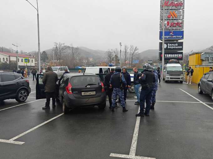 Мужчины с оружием были задержаны возле торгового центра во Владивостоке