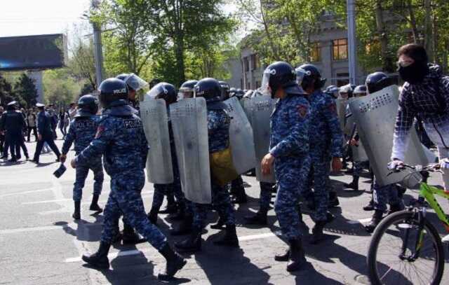 В Ереване здание полиции оцеплено, на место приехал спецназ