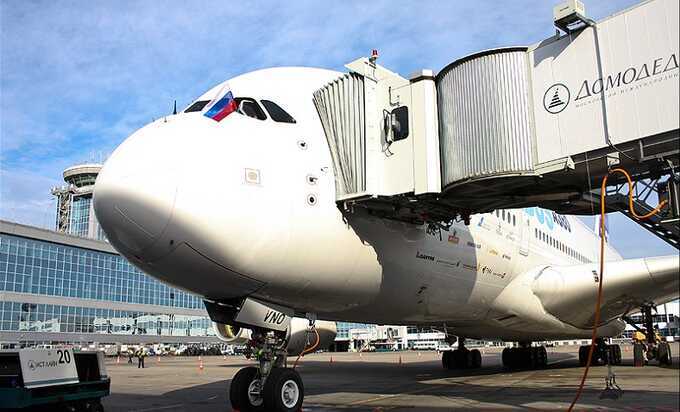 В аэропорту Домодедово водовоз столкнулся с Airbus A380-800, который отправлялся в Дубай