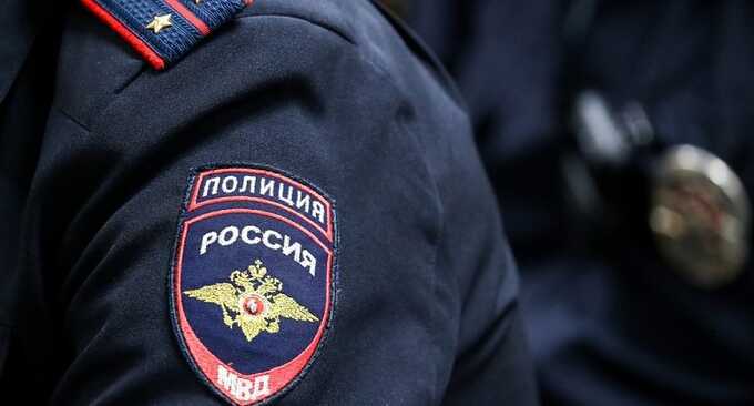 В Московской области задержали двух полицейских и предпринимательницу, которые фиктивно поставили на учёт более 1500 мигрантов