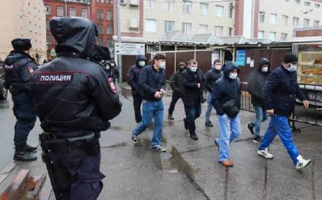 Полиция в Петербурге задерживает иностранцев и высылает из страны