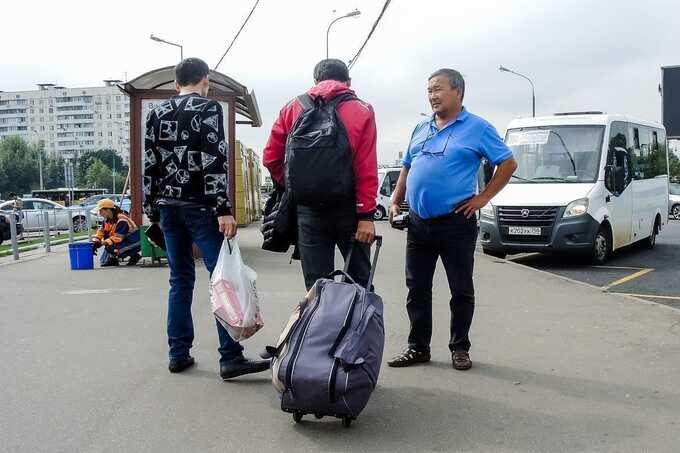 Мигранты массово покидают Россию