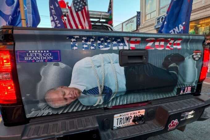 Трамп опубликовал видео с связанным Байденом в кузове авто