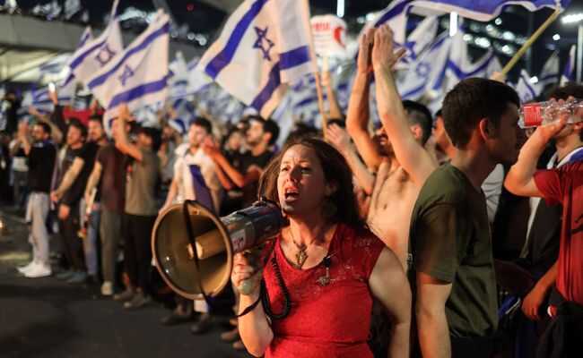 В Тель-Авиве автомобиль наехал на толпу протестующих