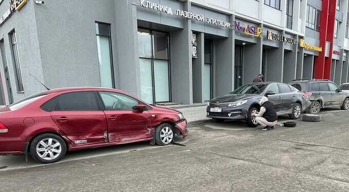 В Челябинске пьяная девушка на Porsche Cayenne разбила 10 автомобилей