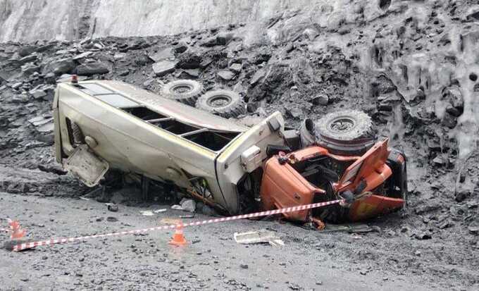 В Красноярском крае в результате падения автобудки с вахтовиками погибли 2 человека и 7 пострадали