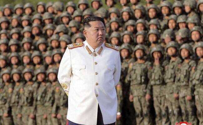 Ким Чен Ын призвал готовиться к войне и изучил макет Сеула