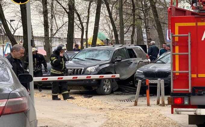 На Коровинском шоссе в Москве взорвался внедорожник и ещё два авто повреждены