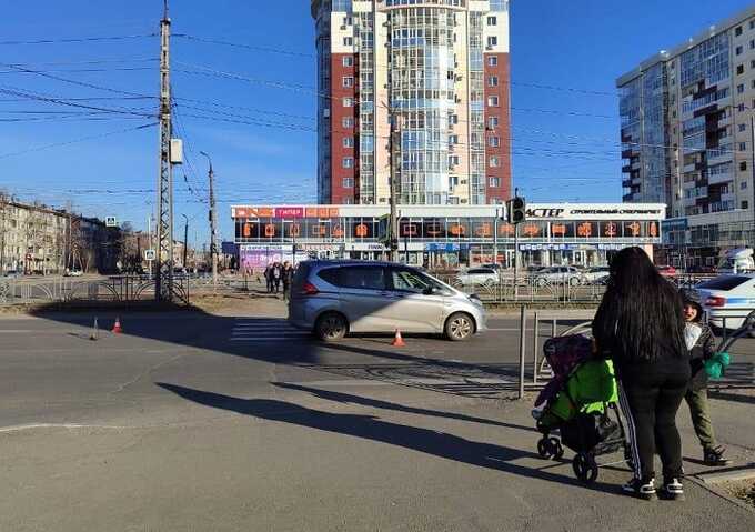 Мужчина с ребёнком на руках попал под машину в Ангарске