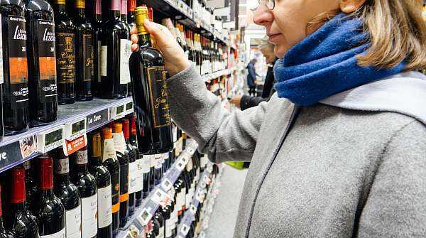 В Московской области и других регионах России введены временные ограничения на продажу спиртных напитков