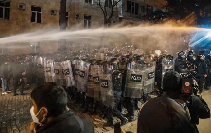 На митинге в Тбилиси против протестующих полиция применила перцовый газ и водометы