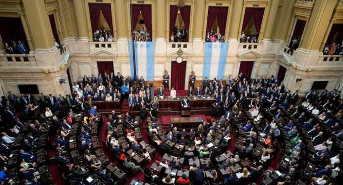 Палата депутатов Аргентины выразила поддержку реформам Милея, несмотря на масштабные протесты