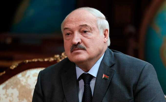 Лукашенко заставил министра сельского хозяйства копаться в земле