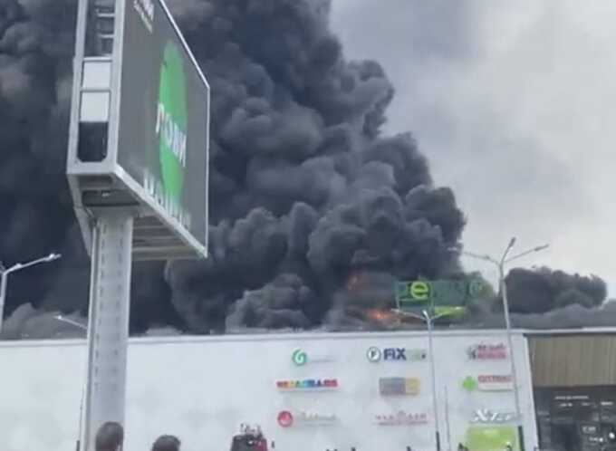 В Хабаровске загорелся торговый центр 