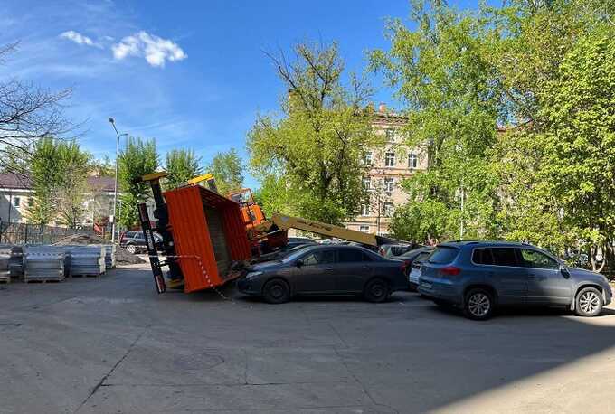В Москве грузовик повредил припаркованные рядом автомобили