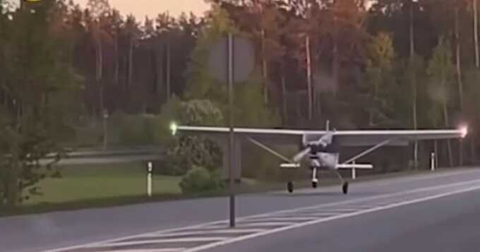 В Латвии самолёт с неисправным двигателем совершил аварийную посадку