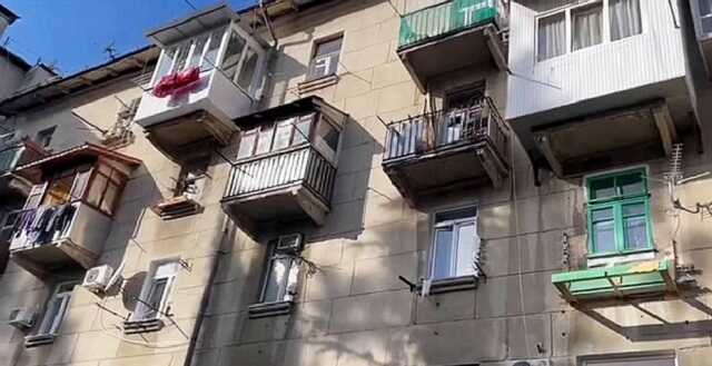 В Сочи два соседа устроили драку швабрами через балкон