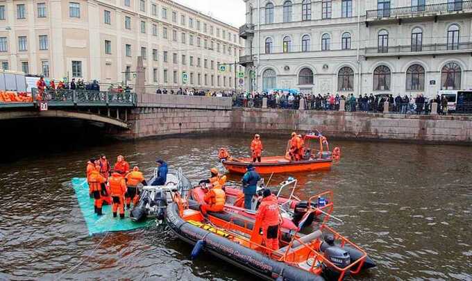 До семи увеличилось число погибших в результате падения автобуса в реку в Петербурге