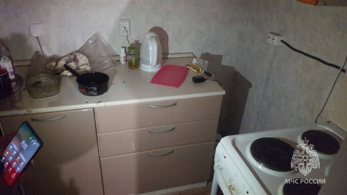МЧС показало фото квартиры екатеринбурженки, на кухне которой взорвалось масло qkxiqdxiqdeihrkrt