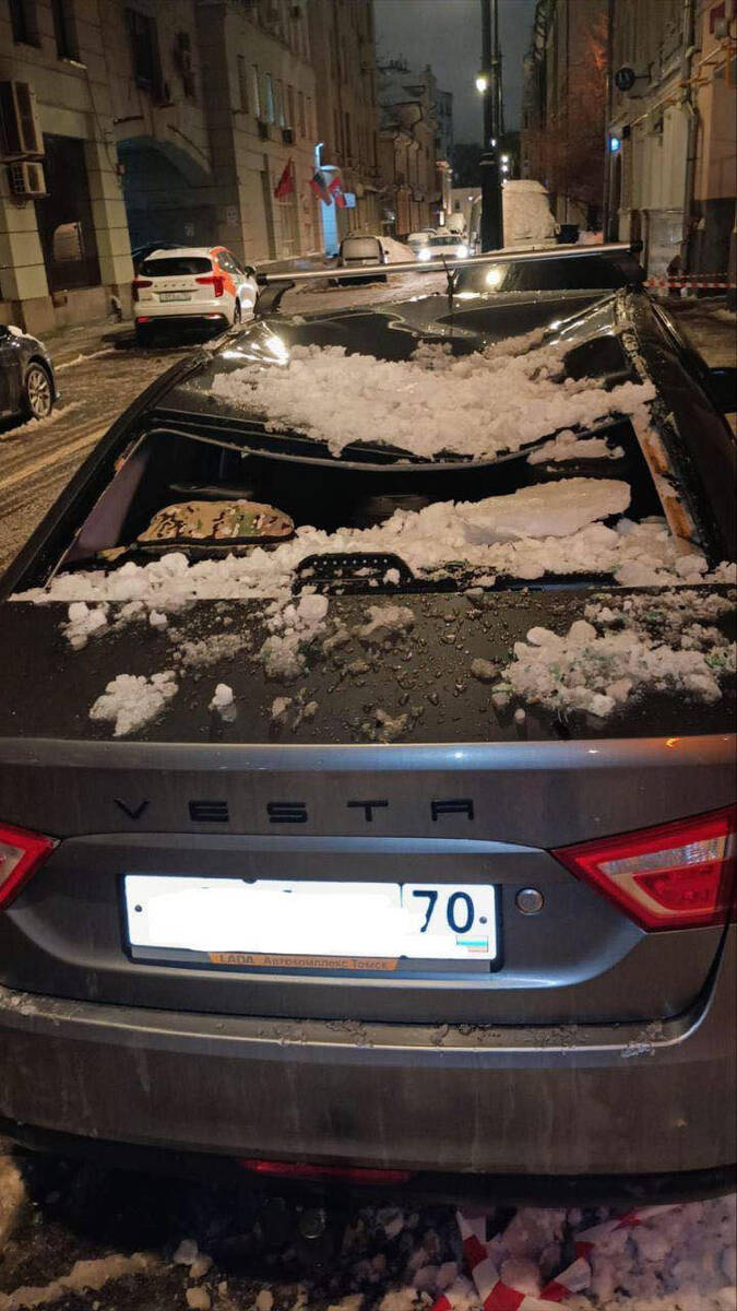 В центре Москвы на платной парковке снегом разбило машину queiqxeiudiqerkrt